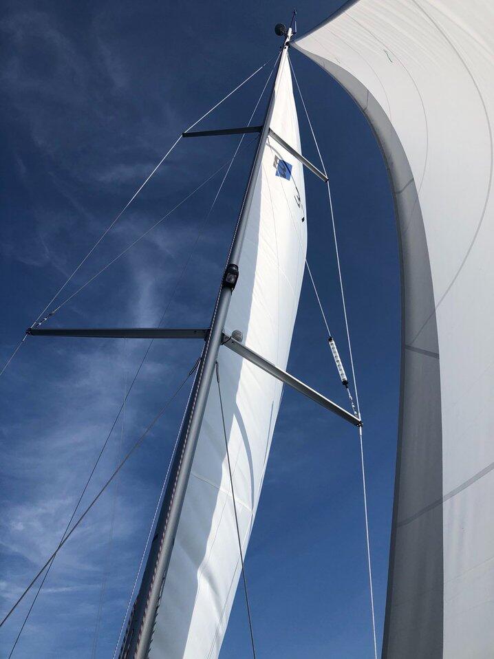 Sailing yacht 