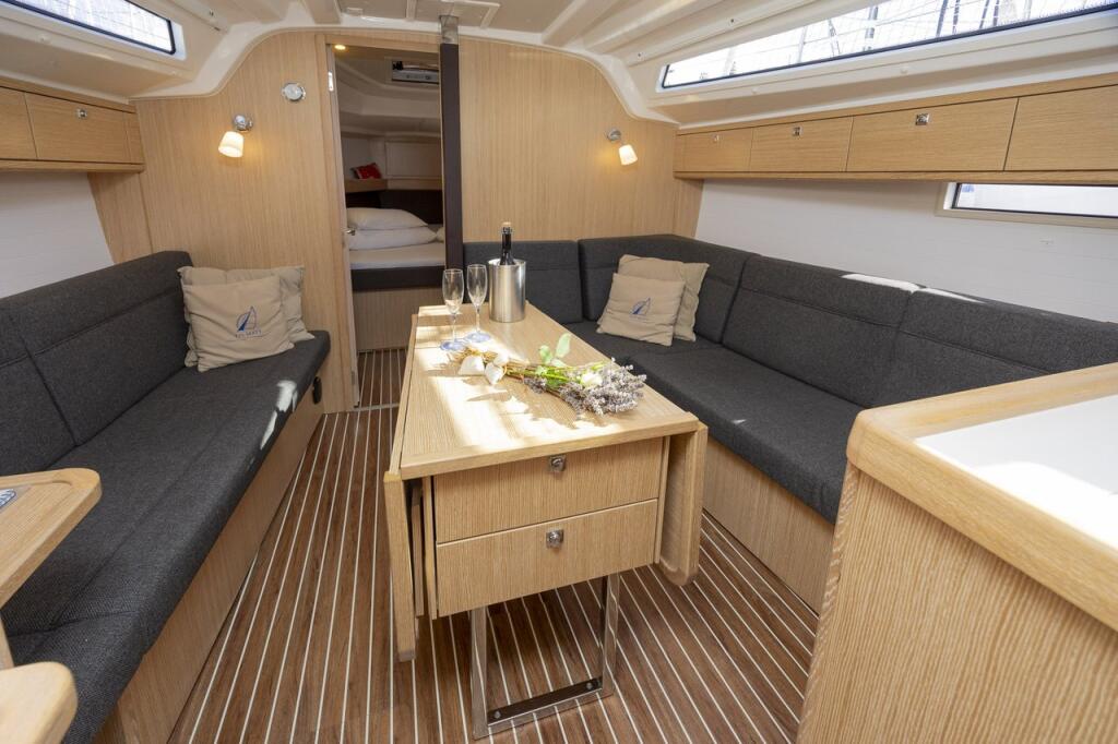 Sailing yacht 