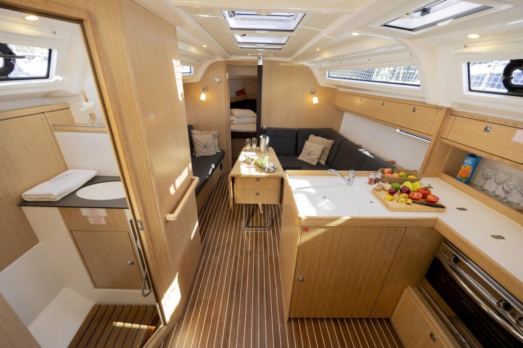 Sailing yacht 