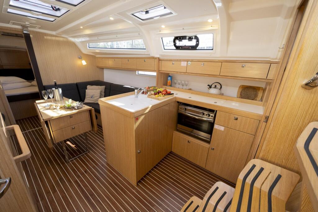 Sailing yacht 