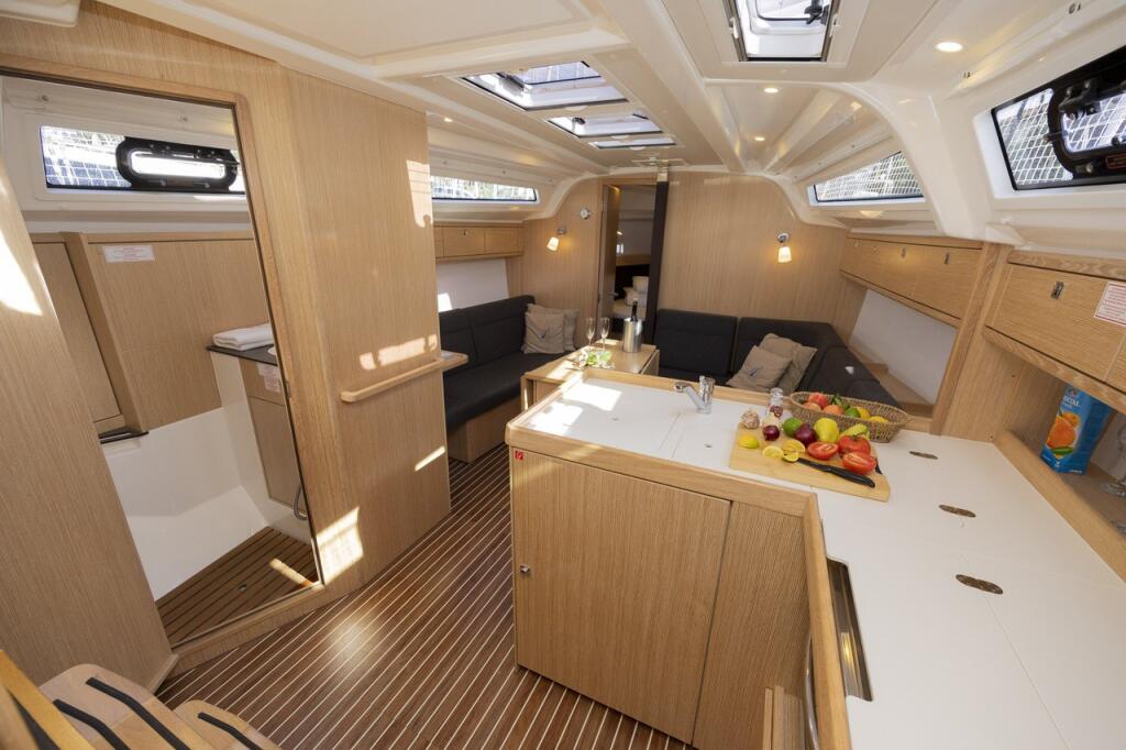 Sailing yacht 