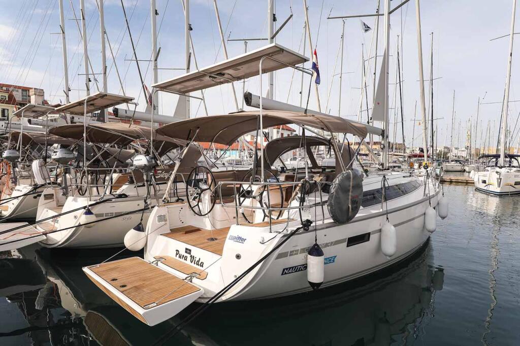 Sailing yacht 