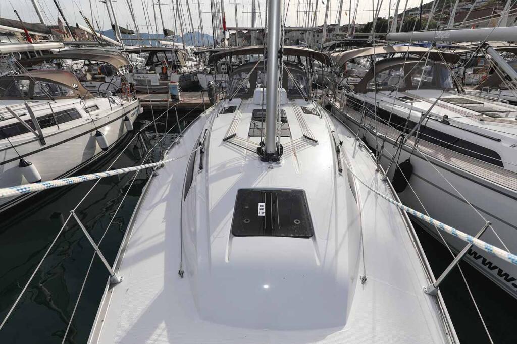 Sailing yacht 