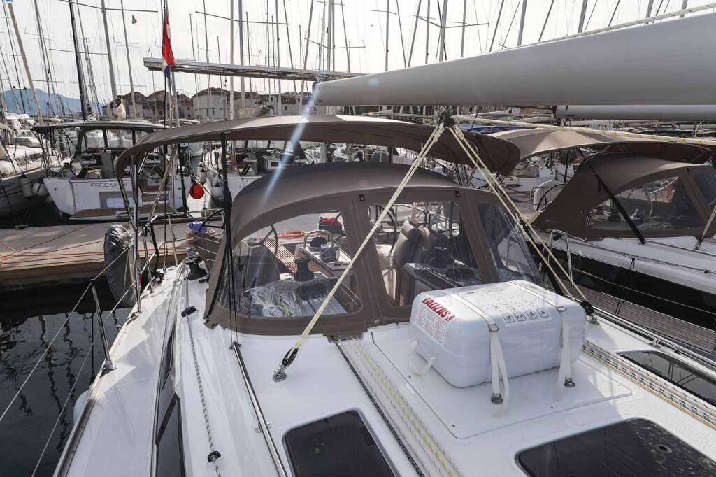 Sailing yacht 