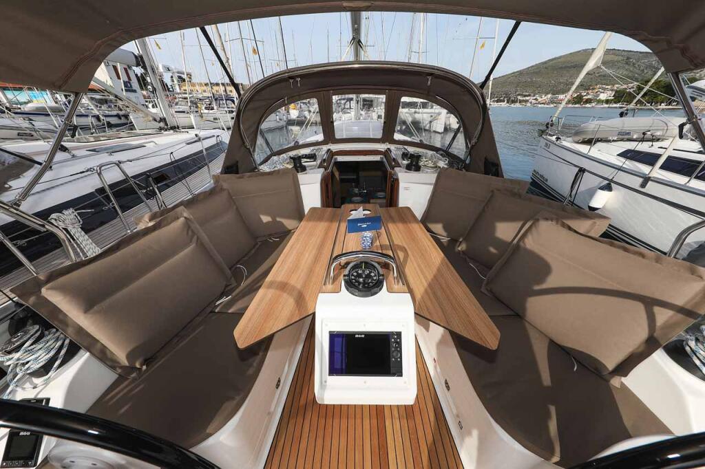 Sailing yacht 
