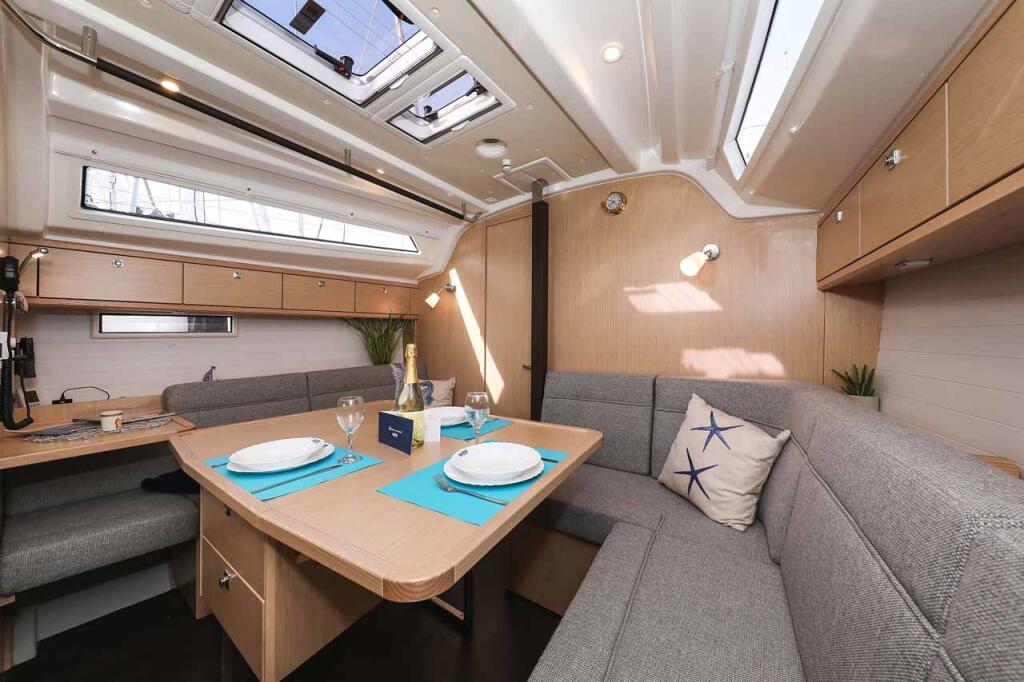 Sailing yacht 