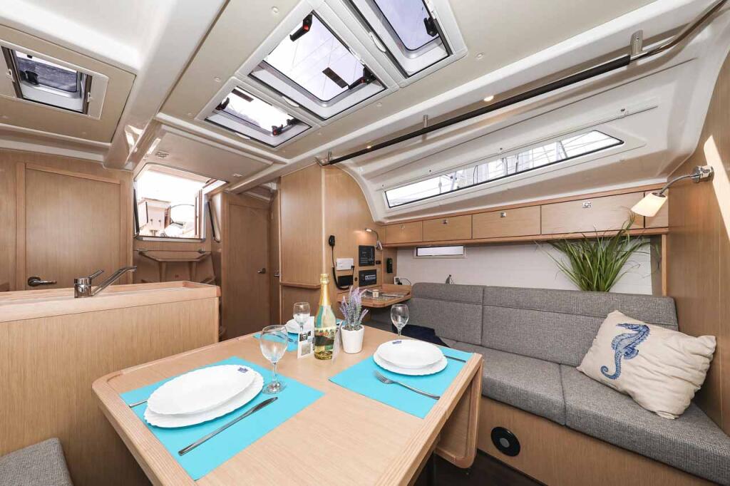 Sailing yacht 
