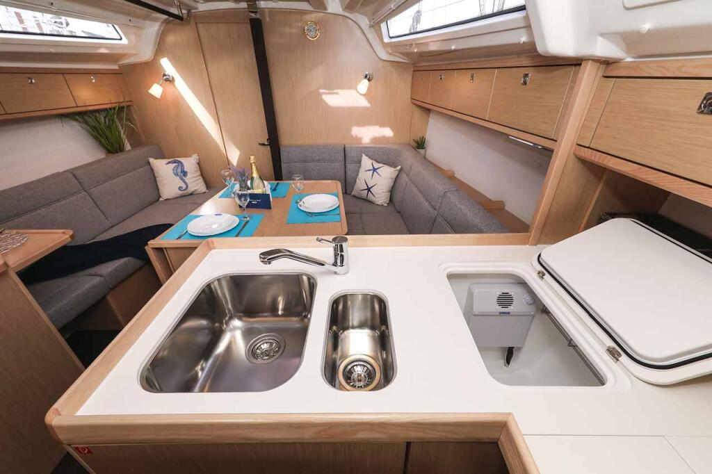 Sailing yacht 