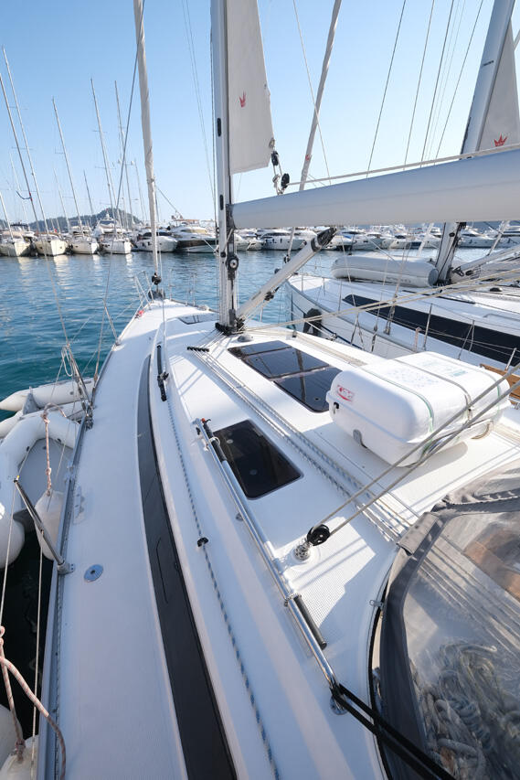 Sailing yacht 