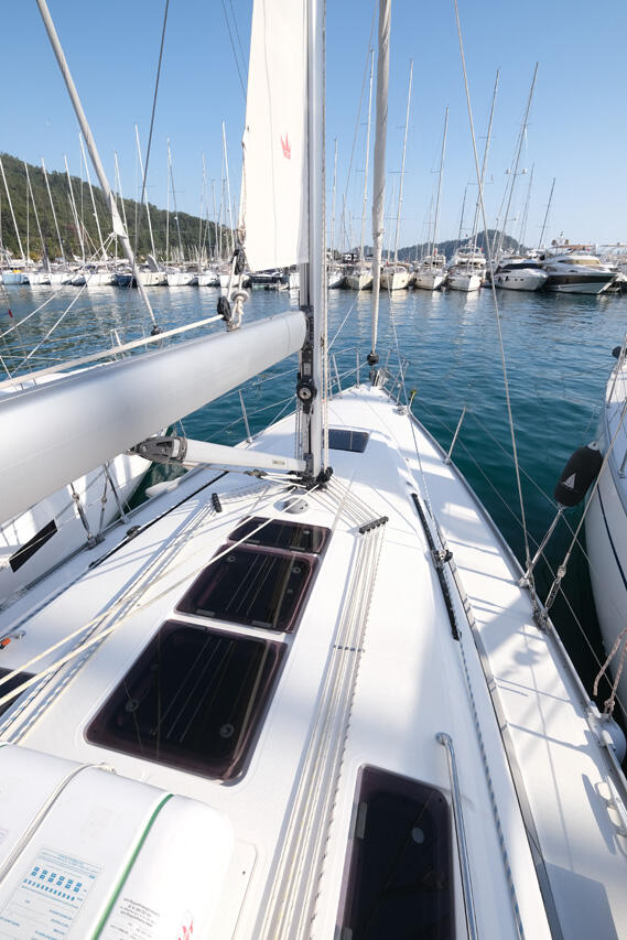 Sailing yacht 