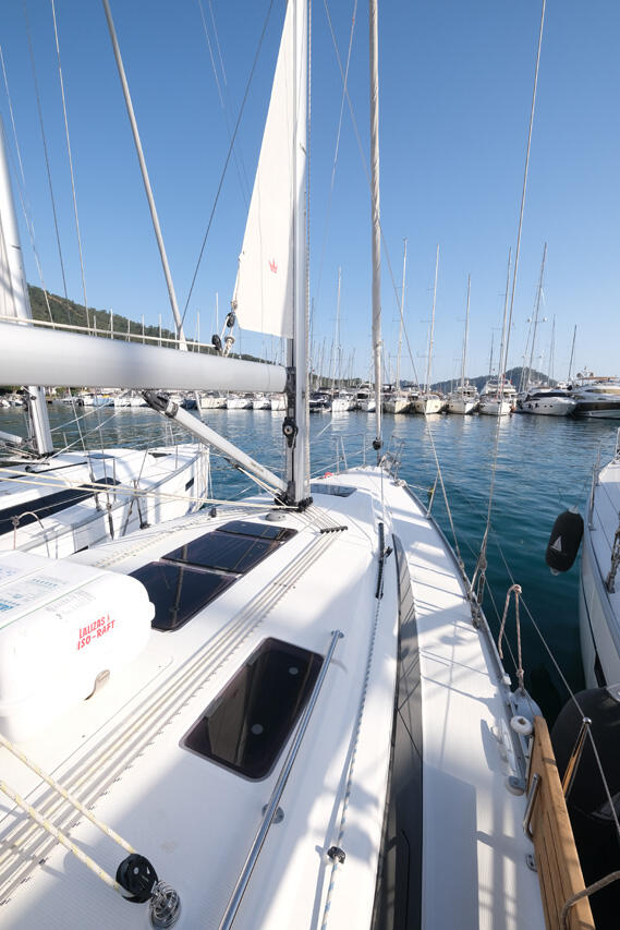 Sailing yacht 