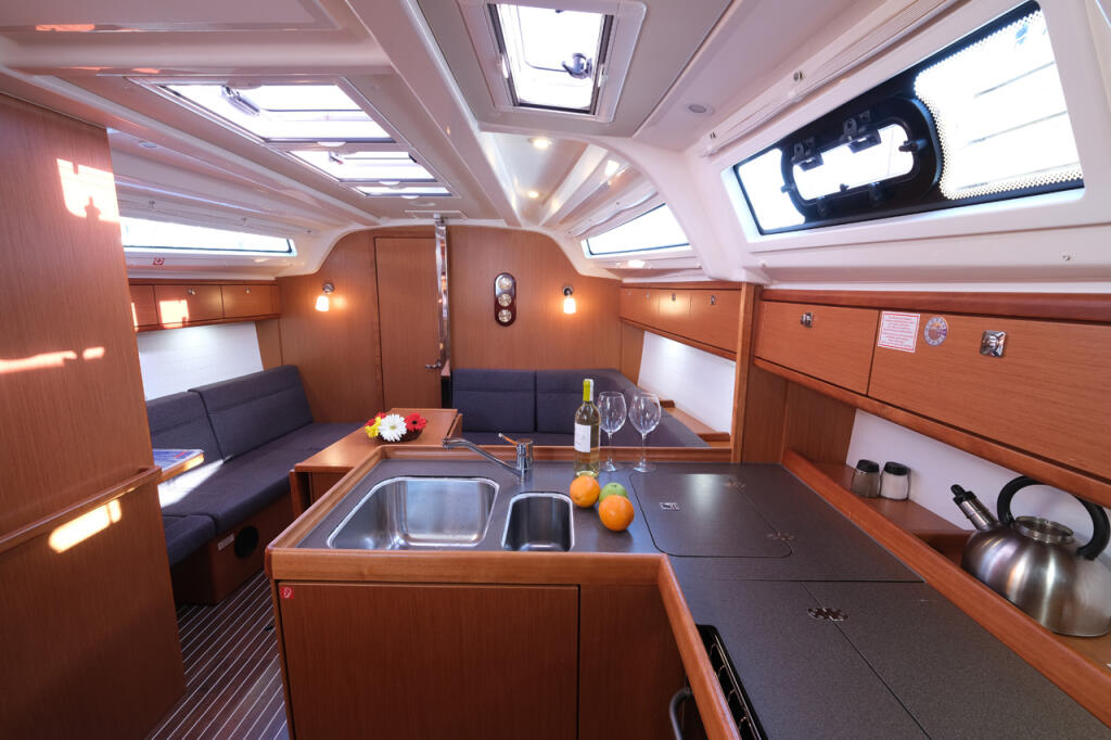 Sailing yacht 