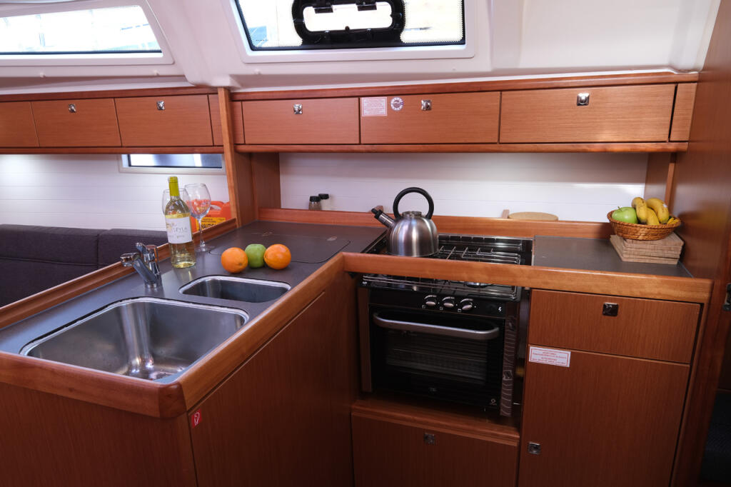Sailing yacht 