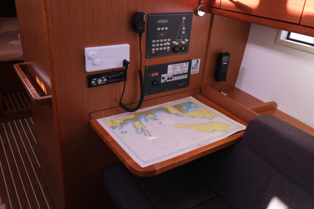 Sailing yacht 
