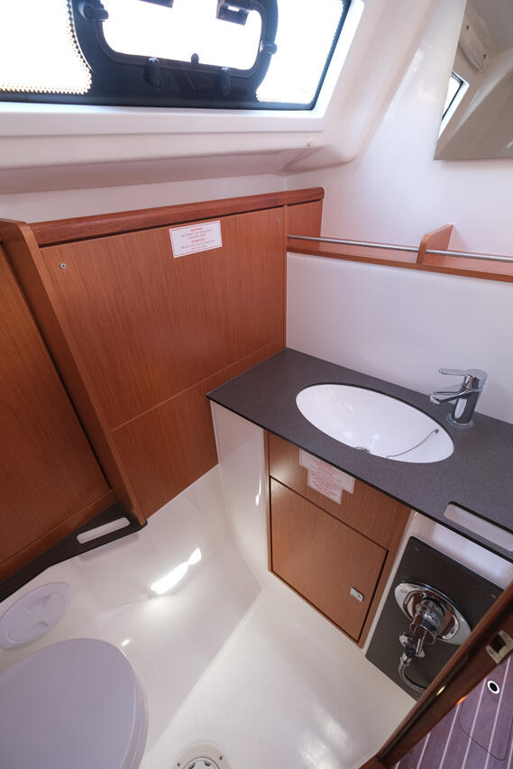 Sailing yacht 