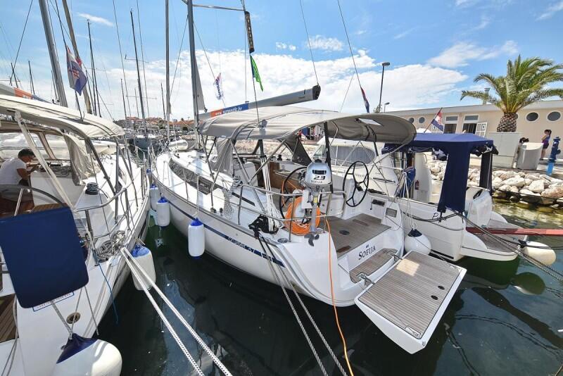 Sailing yacht 