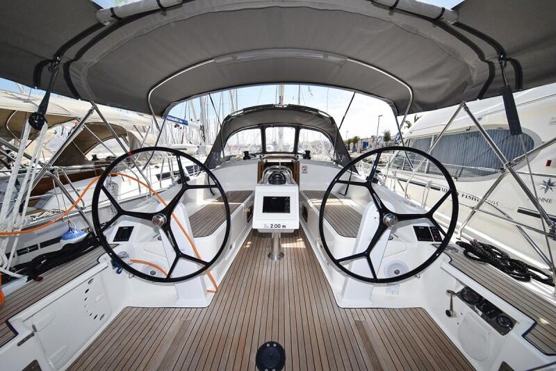 Sailing yacht 