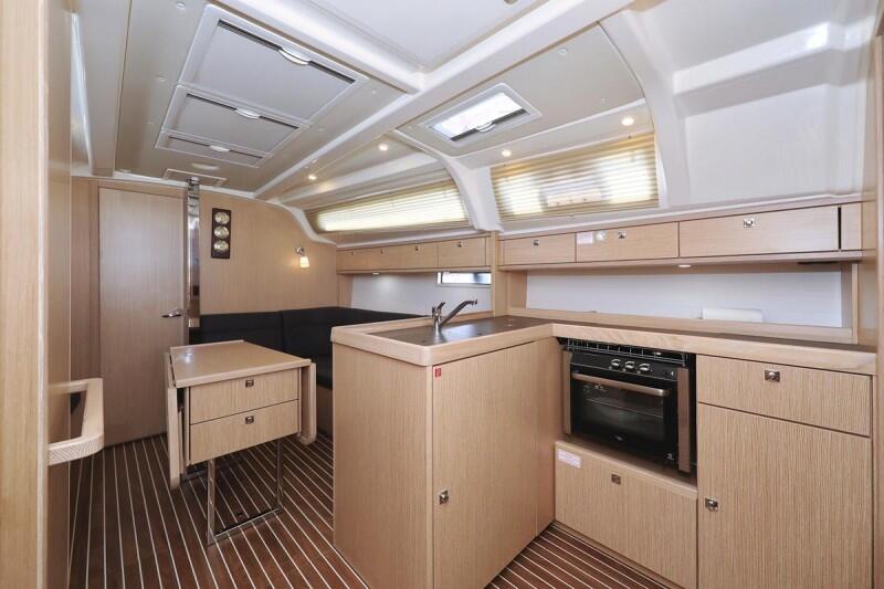 Sailing yacht 