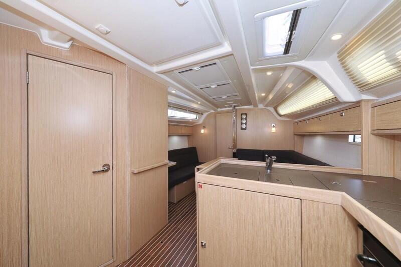 Sailing yacht 
