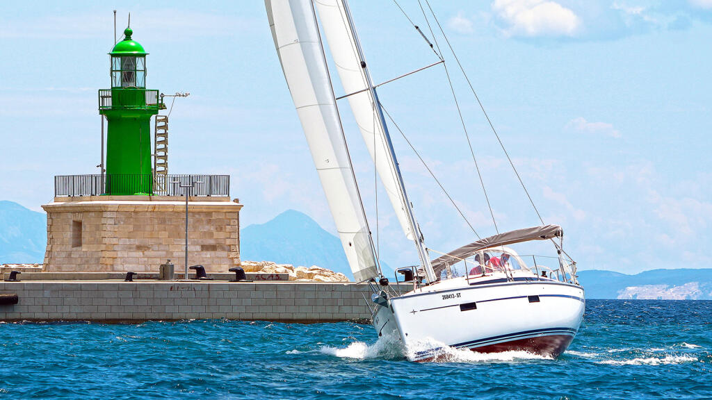 Sailing yacht 