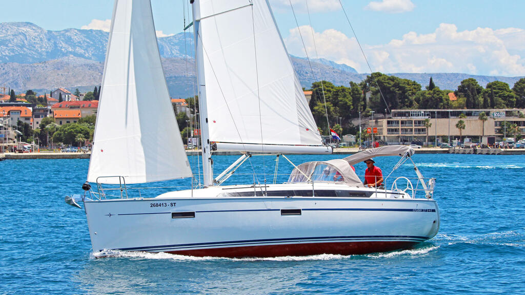 Sailing yacht 