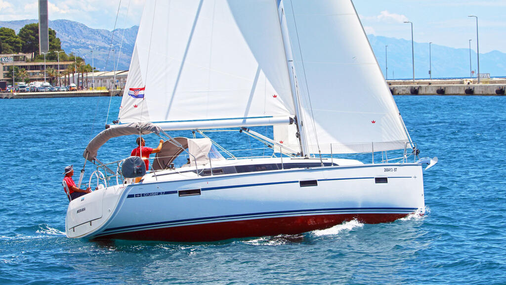 Sailing yacht 