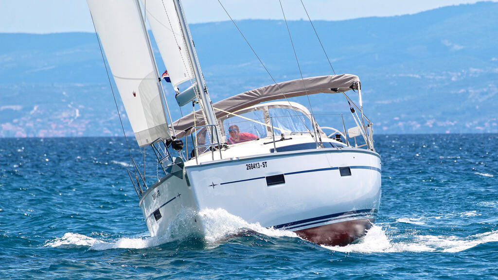 Sailing yacht 