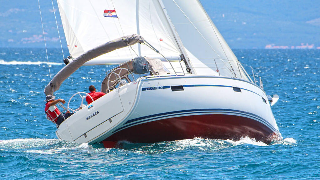 Sailing yacht 