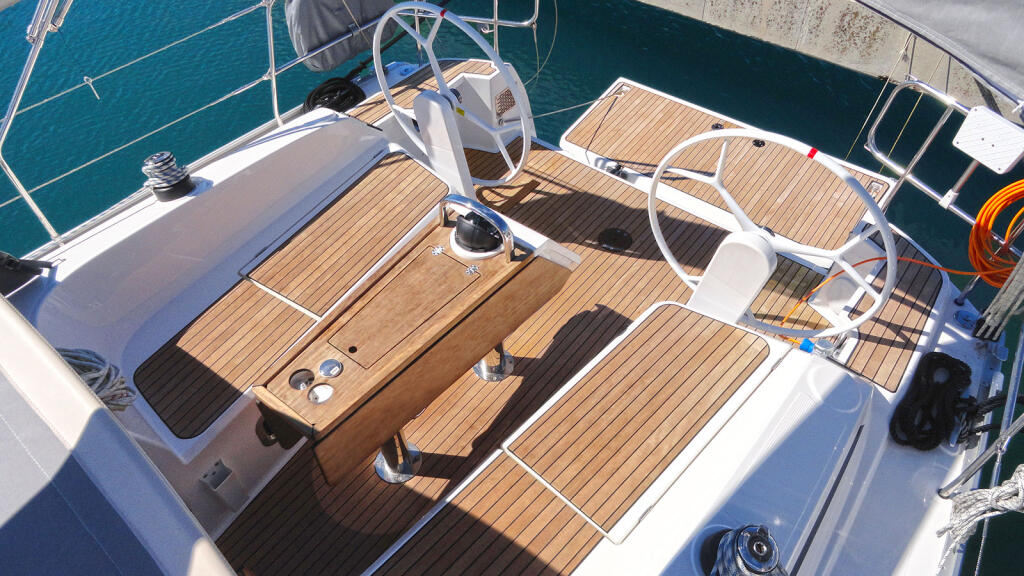 Sailing yacht 