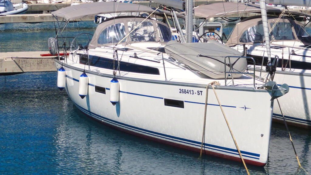 Sailing yacht 