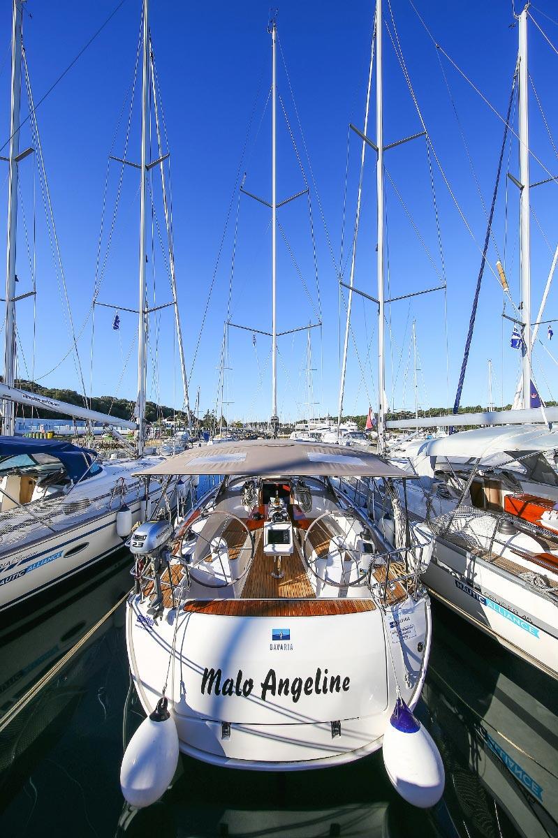 Sailing yacht 