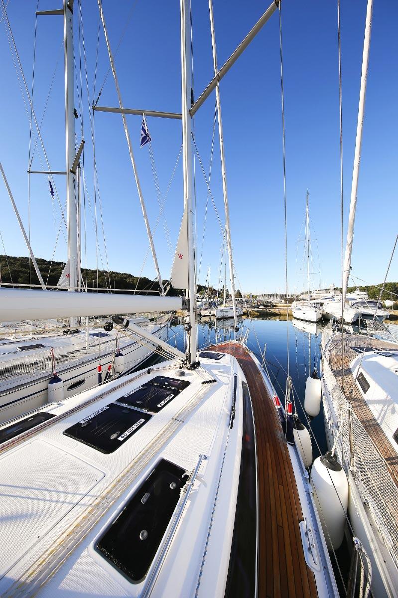 Sailing yacht 
