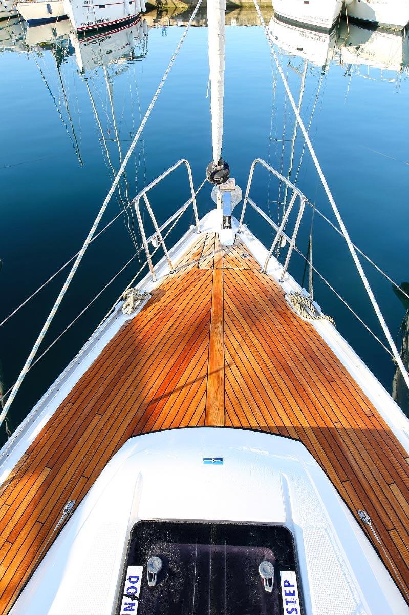 Sailing yacht 