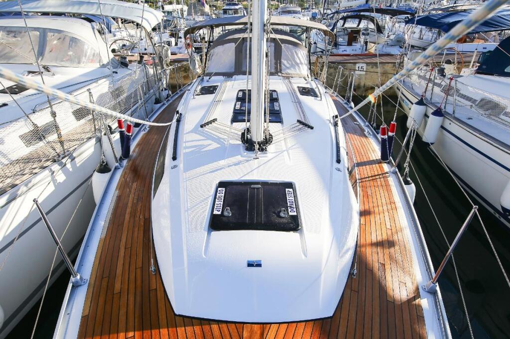 Sailing yacht 
