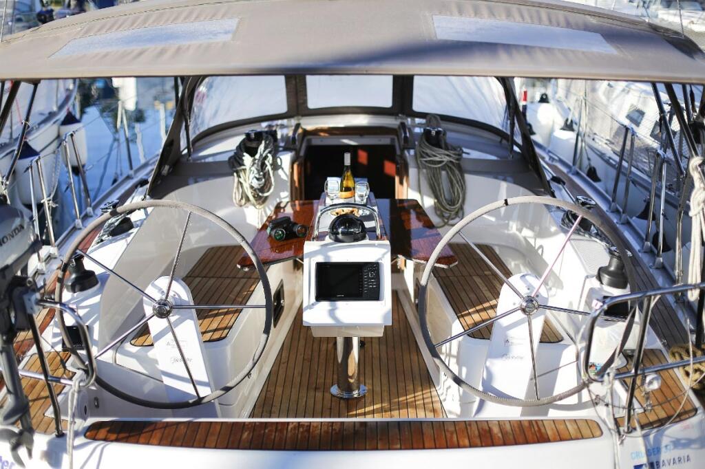 Sailing yacht 