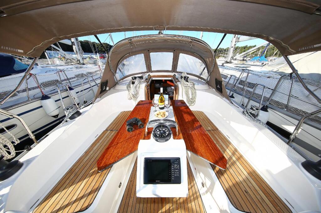 Sailing yacht 