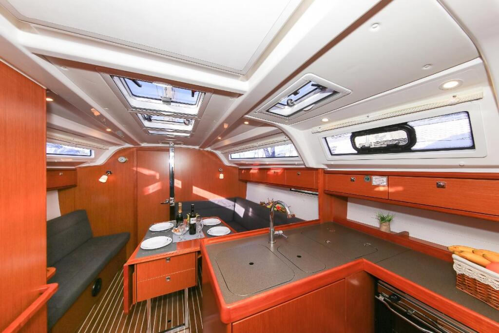 Sailing yacht 