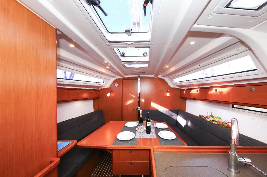 Sailing yacht 