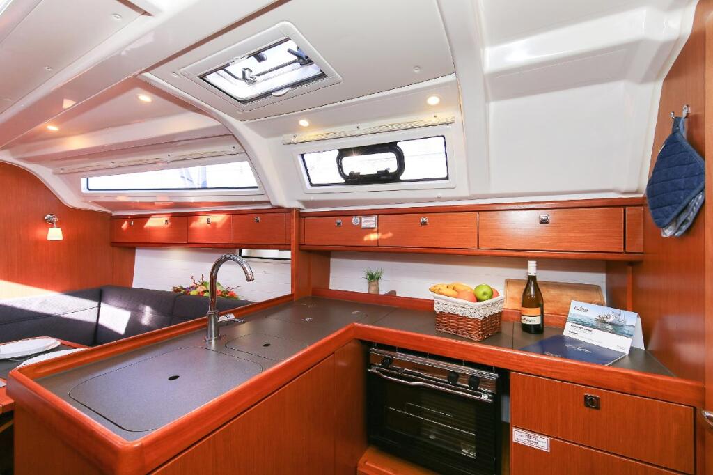 Sailing yacht 