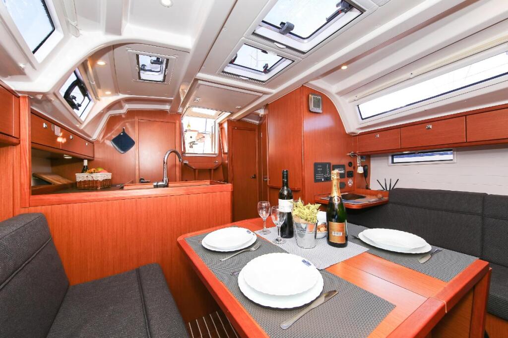 Sailing yacht 