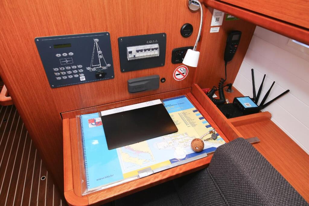 Sailing yacht 
