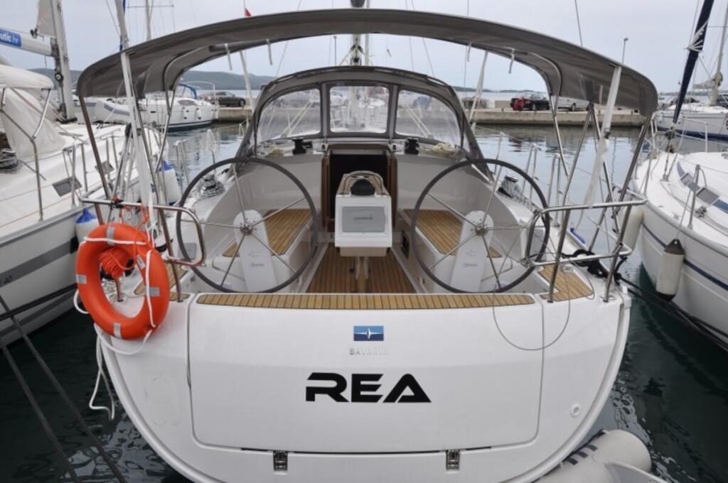 Sailing yacht 