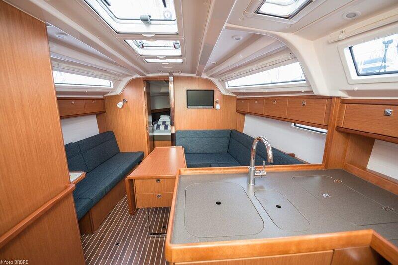 Sailing yacht 
