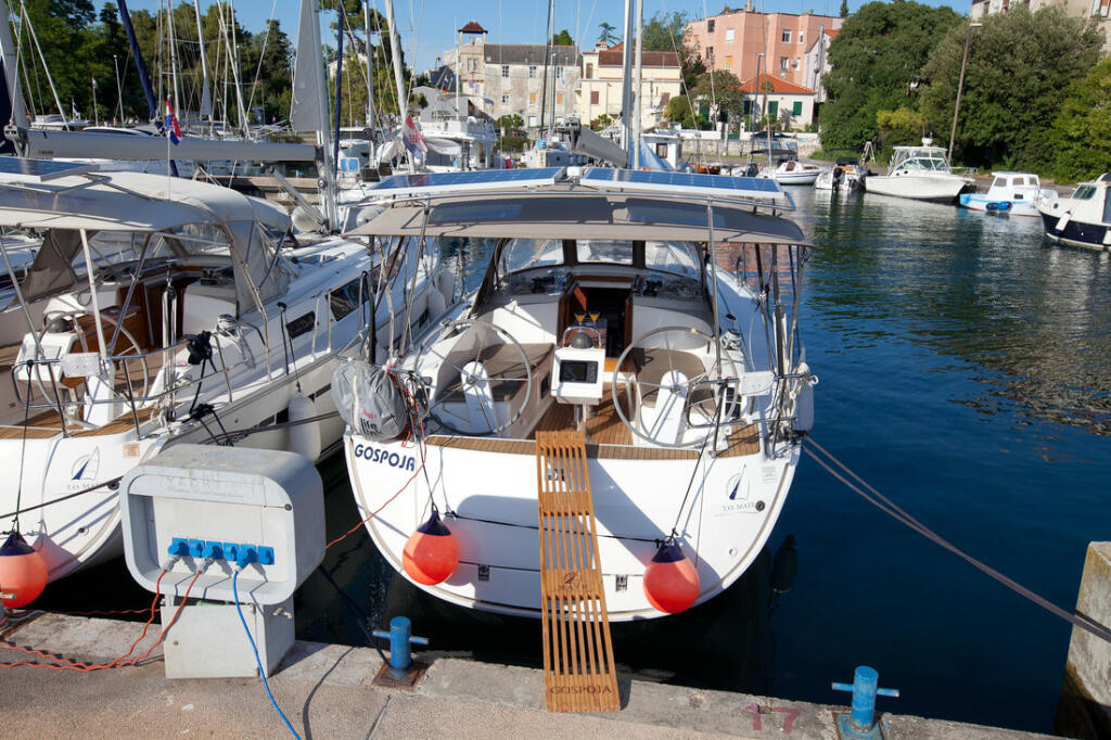 Sailing yacht 