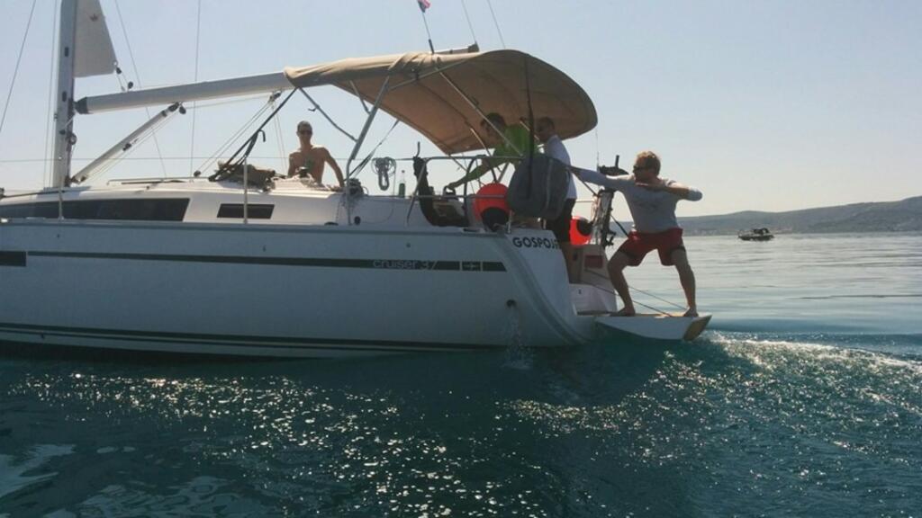 Sailing yacht 