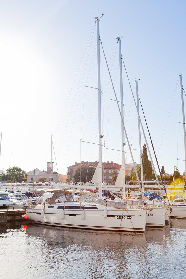 Sailing yacht 