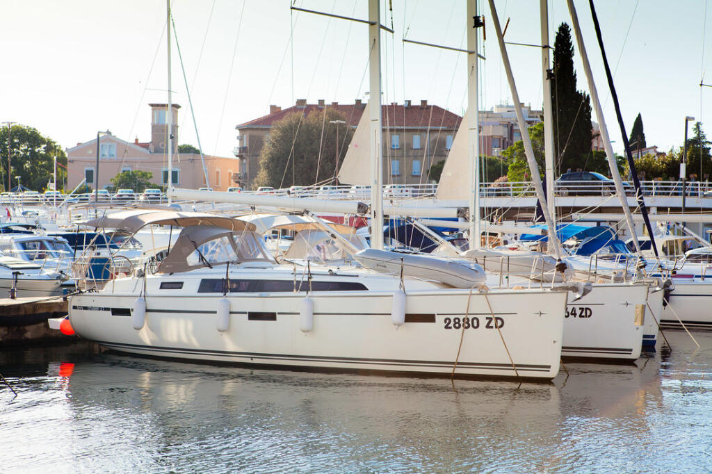 Sailing yacht 