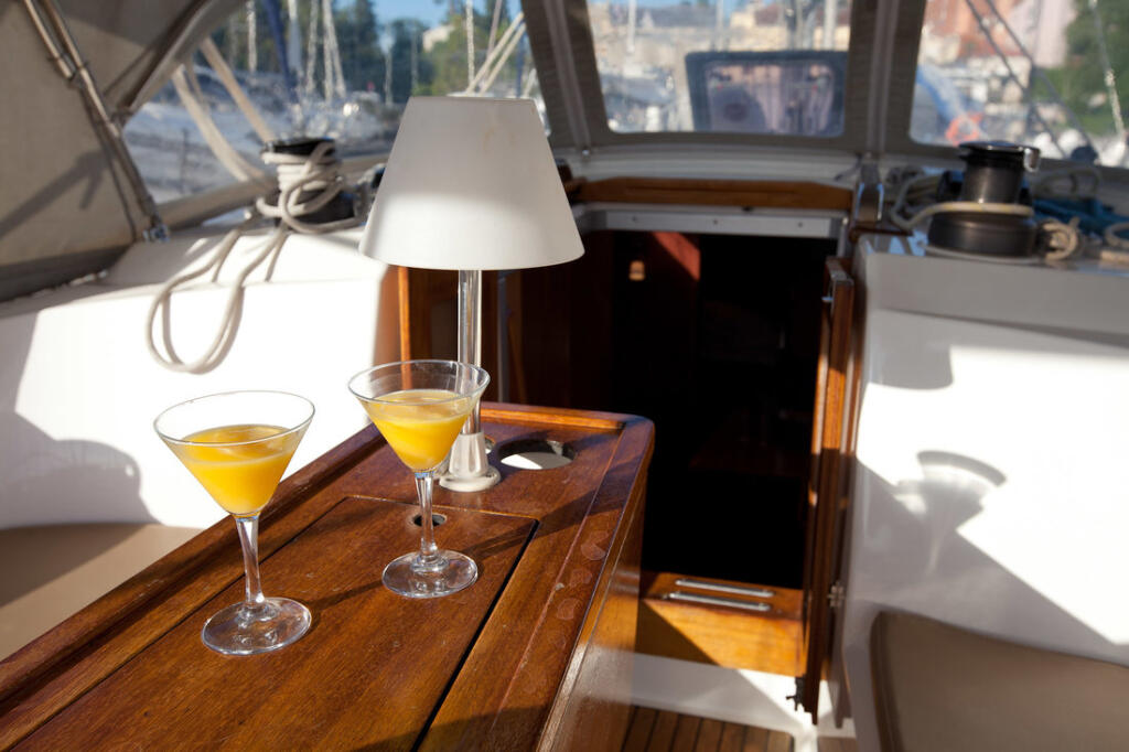 Sailing yacht 