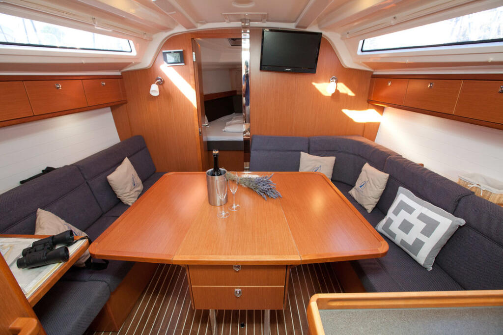 Sailing yacht 