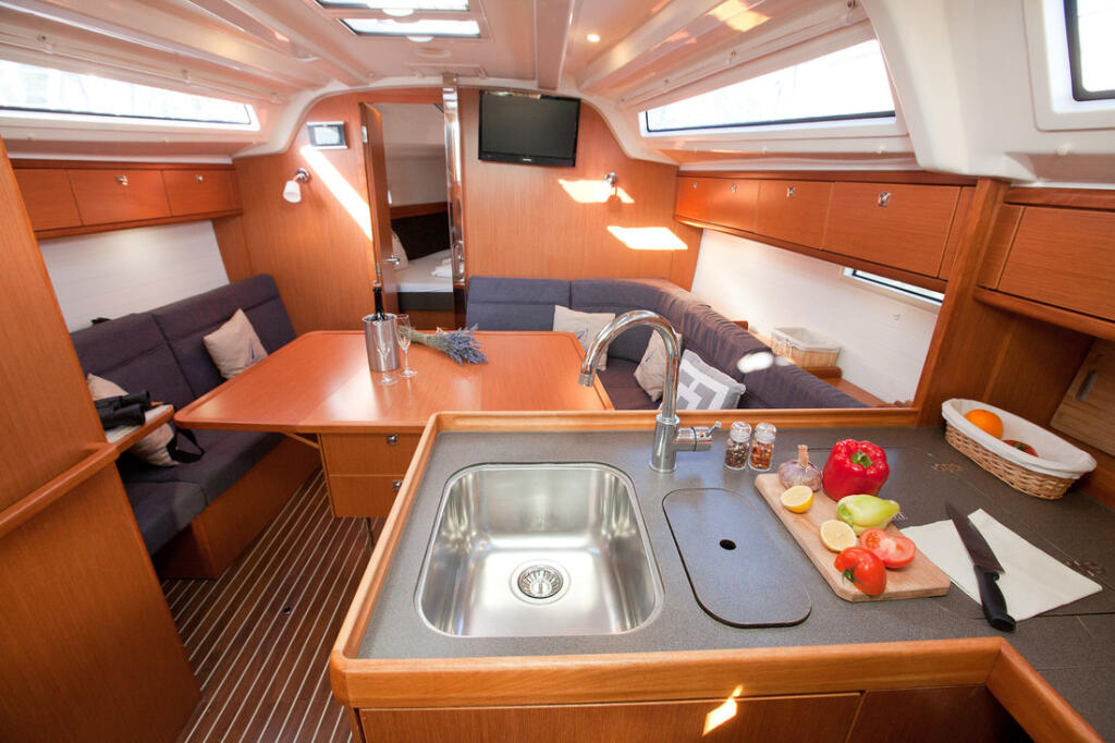 Sailing yacht 